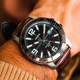 Reloj analógico Casio con correa de cuero marrón, esfera negra de 49mm y caja plateada. Resistente al agua hasta 50 metros y con indicador de fecha.