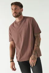 Remera negra de algodón con logo de la marca en el pecho.