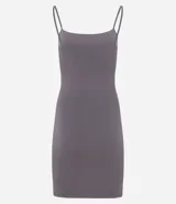 Vestido corto color rosado, de escote recto, con breteles finos y confeccionado en algodón con elastano.