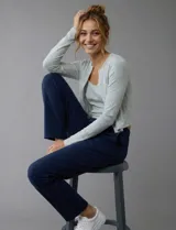 Pantalón de yoga o jogger azul marino, de corte recto y tiro alto con pretina elastizada.