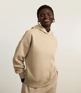 Buzo beige de algodón y poliéster con forro de polar, cuello con capucha y mangas largas.
