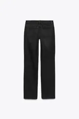 Pantalón de jean celeste de corte recto y tiro bajo, con cinco bolsillos y cierre frontal con cremallera y botón metálico.