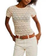 Remera color crema con detalles de encaje y tul, corte ajustado y mangas cortas.