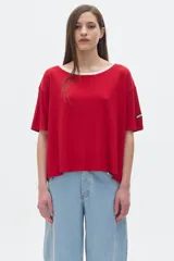 Remera roja de rib con cuello redondo amplio y mangas cortas.