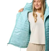 Campera acolchada con capucha, color celeste claro, con cierre frontal y bolsillos laterales con cierre. Presenta un diseño de costuras horizontales y puños elásticos.