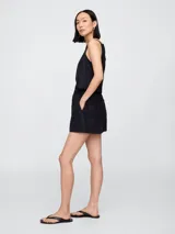 Short negro de lino con cintura elastizada y cordón ajustable.