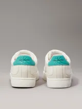 Zapatillas urbanas Calvin Klein Jeans color blanco con detalles en color celeste en el talón y logo CK en color beige en el lateral.