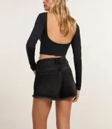 Short de jeans de mujer, modelo slim fit, color celeste claro con efecto desgastado y terminación deshilachada en el ruedo. Presenta tiro alto, trabillas para cinturón y cierre frontal tradicional.