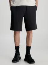 Shorts deportivos negros de Calvin Klein, confeccionados en mezcla de algodón orgánico, con cintura elástica, bolsillos laterales y logo grabado en la pierna.