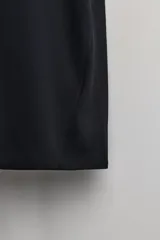 Camiseta deportiva negra confeccionada en tejido técnico, ligero y elástico con estructura perforada. Cuello redondo, manga corta, costuras termofijadas, bajo asimétrico con aberturas laterales y logo estampado. Zara Athleticz.