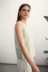 Blusa sin mangas con estampado a rayas verticales color verde y blanco.