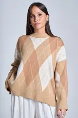 Sweater de punto con diseño de rombos en tonos beige y blanco, cuello redondo y corte holgado.