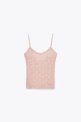 Top de encaje color rosado con tirantes finos ajustables y escote redondo.