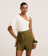 Short color verde militar, de corte sastrero y tiro alto, con lazo en la cintura.