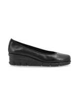 Zapato estilo ballerina de cuero negro, con punta semi redondeada y taco corrido.