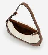 Cartera baguette mediana de poliuretano y poliéster, con estampado de rayas verticales en tonos crudo y blanco. Tiene cierre de cremallera, asa de mano ajustable y forro interior de poliéster.