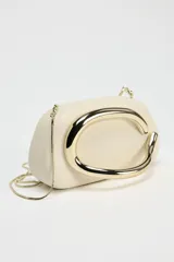 Bolso formato caja color crema con asa de cadena dorada para usar como bandolera. Cierre metálico dorado.