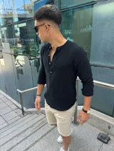 Camisa negra de muselina con cuello mao y botones de madera.