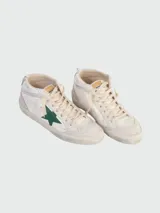 Championes de caña media Golden Goose Mid Star de cuero blanco con estrella verde y detalles desgastados.