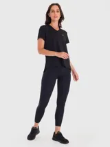 Remera deportiva negra de manga corta con cuello en V, confeccionada en tela de secado rápido.