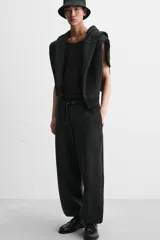 Pantalón de jogging negro, corte balloon fit, con cintura elástica ajustable con cordón, bolsillos laterales y trasero, costura frontal en las perneras y puños elásticos en los tobillos.