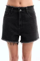 Short de jean negro con tachas brillantes, tiro alto y ruedo desflecado.