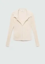 Cárdigan color crema de tejido de punto de canalé con cuello camisero y cierre de gancho frontal.