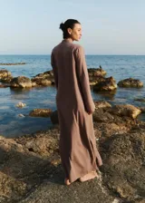 Túnica larga color chocolate confeccionada en lino y rayón, con bordado a tono en el delantero y lazos ajustables. Presenta tajos laterales.