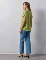Blusa verde de crepe marca Ninety Clothing, con cuello a la base y mangas cortas con doblez.