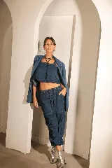 Pantalón cargo de denim azul con bolsillos laterales con tapa, cintura elastizada y pierna amplia.