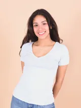 Remera celeste de corte clásico con cuello en V y mangas cortas.