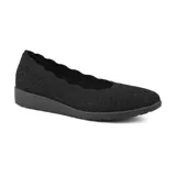 Zapato plano Skechers Cleo Flex Wedge, color negro, con capellada de tejido knit elástico, plantilla Air Cooled Memory Foam y suela de goma flexible con cuña baja.