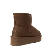 Botas de mujer tipo pantufla con plataforma, marca Miss Carol modelo Pantu Uma. Presentan un diseño de caña baja en material sintético color tostado con suela de plataforma gruesa y dentada.