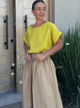 Blusa de manga corta, color amarillo lima, con escote barco y caída holgada.