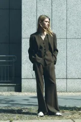 Blazer marrón de Zara Woman Collection, con cuello solapa y manga larga. Tiene bolsillos de vivo en el delantero y cierre frontal cruzado con botón.