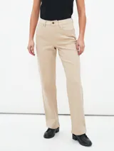 Pantalón jean de corte recto color verde oliva, con tiro alto y bolsillos delanteros y traseros.