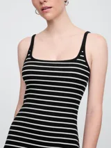 Vestido midi negro con breteles finos y corte ajustado.