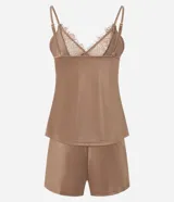 Conjunto de pijama color marrón, compuesto por un top de breteles finos con detalle de encaje en el escote y un short con cintura elástica.