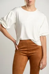 Remera color crema con mangas abullonadas con textura de lunares.