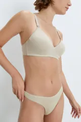 Conjunto de ropa interior color beige, compuesto por un corpiño triangular sin aro y una bombacha tipo bikini.