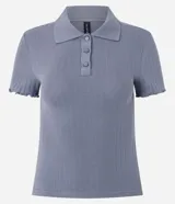 Blusa femenina de algodón certificado, color azul, con cuello polo, cierre de botones y mangas cortas con acabado ondulado.