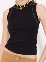 Musculosa negra de algodón elastizado con detalle de strass en el escote.