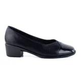 Zapato de cuero negro con puntera charolada, de corte clásico y taco bajo cuadrado.
