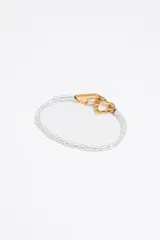 Pulsera de perlas cultivadas con cierre de mosquetón dorado y dije de corazón con logo grabado.