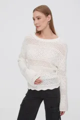 Sweater calado color crudo, de mangas largas y corte holgado.