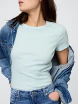 Remera verde oliva de algodón con cuello redondo y corte ajustado.