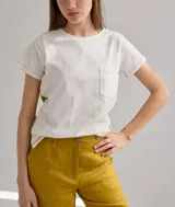Remera color crudo de algodón, con bolsillo en el pecho y bordes con costuras a la vista.