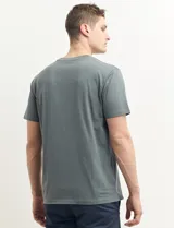 Remera de manga corta color petróleo, de corte recto y cuello redondo.