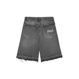 Bermuda de jean negra de corte ancho con terminaciones desflecadas.