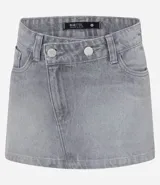 Minifalda de jeans azul oscuro, con cintura alta y cierre cruzado con botones. Presenta trabillas y bolsillos delanteros y traseros.